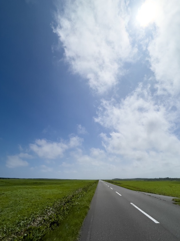 草原の一本道（北海道猿払村エサヌカ線）