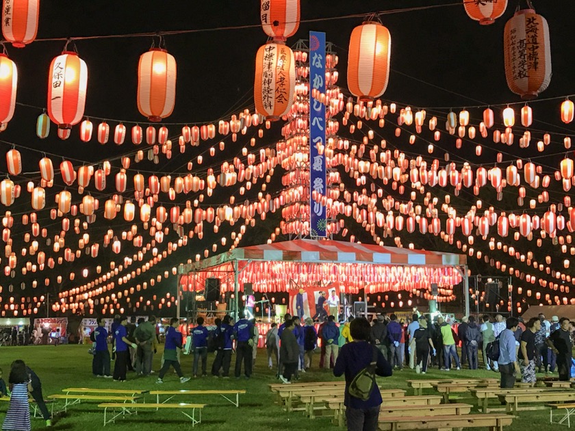 提灯で有名な「なかしべつ夏祭り」