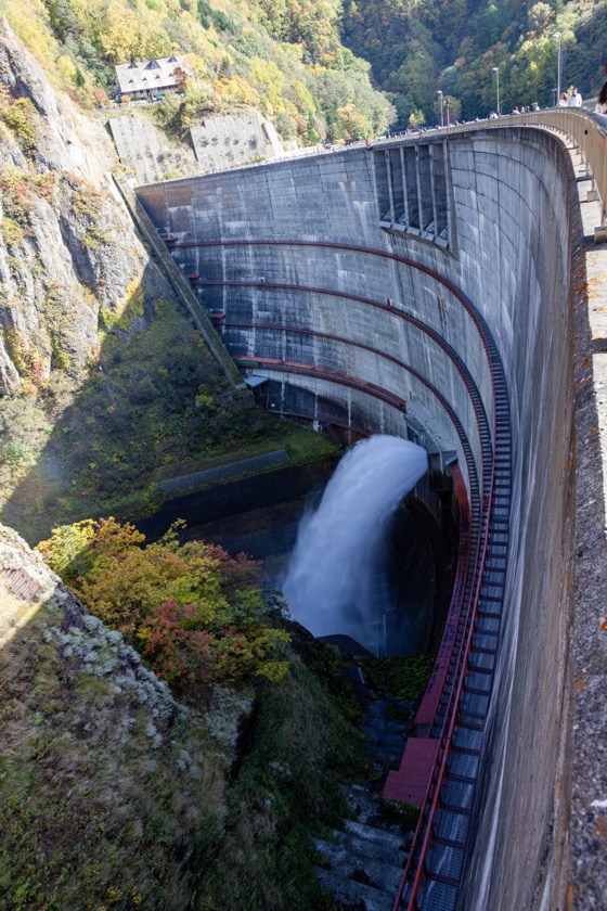 豊平峡ダムの放水